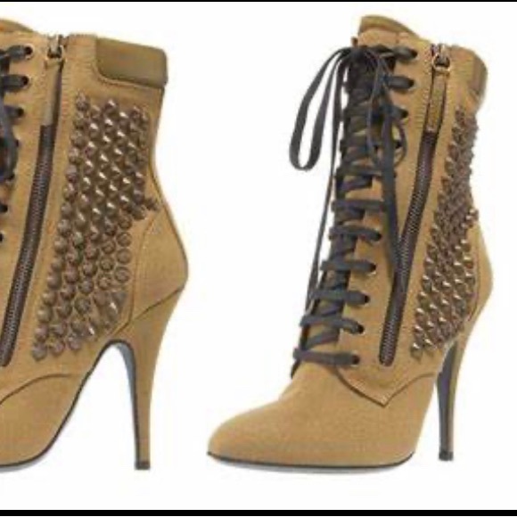 Balmain unique vintage Rhianna ankle stud boot. Got it in London. Worn twice - Picture 9 of 9